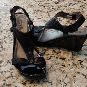 Kenneth Cole  Patent Leather Wedge Sandals Sz 7.5